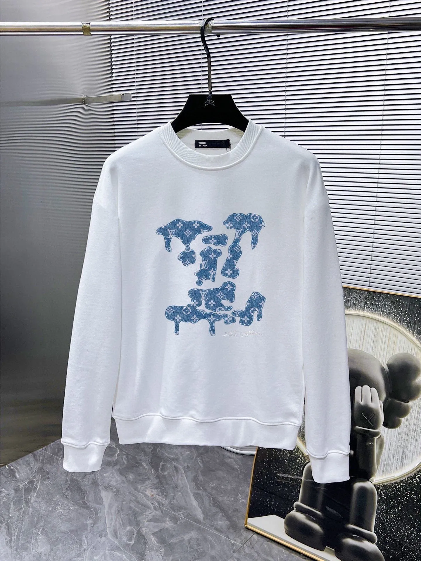 🅿️220 direct batch brand [LV Louis Vuitton] (good news for fat people) 2025ss autumn latest long-sleeved round neck sweatshirt, on sale simultaneously on the official website. Refreshing and breathable. Made of top Tencel Roman. Comfortable and soft. 3D three-dimensional clarity. Super fashion sense. Great gift for personal use. Size: M-5XL (can wear up to 220 pounds)